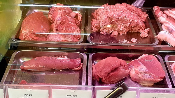Giá cả thị trường ngày 24/12: Siêu thị khuyến mãi bò, gà, heo