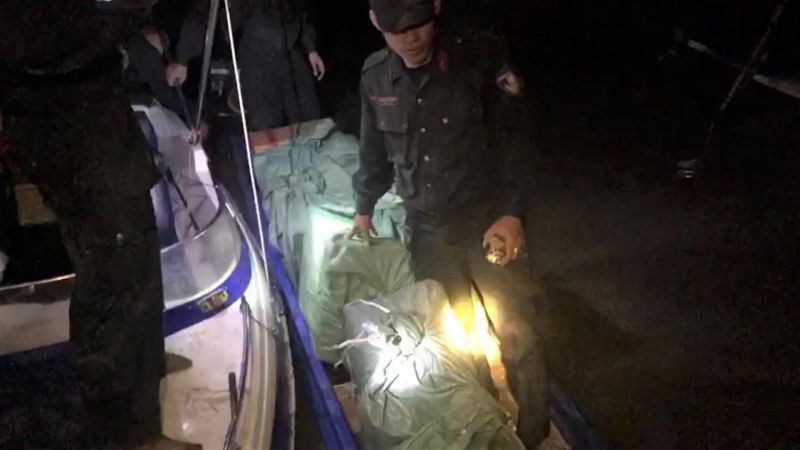 An Giang: Bắt giữ xuồng máy vận chuyển 4.000 bao thuốc lá lậu tại khu vực Thị trấn Tịnh Biên