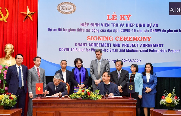 Ông Nguyễn Hồng Quân, Phó Tổng giám đốc TPBank (bên trái) ký cam kết tham gia Hiệp định