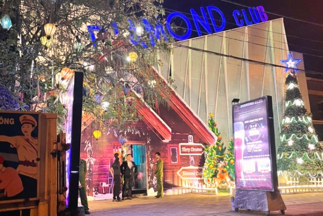 Công an TP. Tam Kỳ kiểm tra quán pub Diamond Club, phát hiện nhiều nam nữ phê ma túy Công an TP. Tam Kỳ kiểm tra quán pub Diamond Club, phát hiện nhiều nam nữ phê ma túy