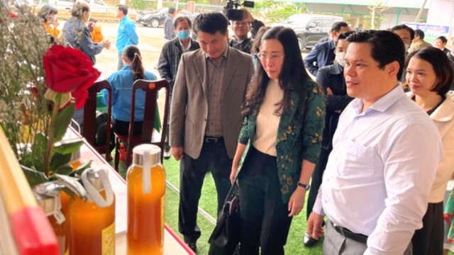 Bí thư Tỉnh ủy Bùi Thị Quỳnh Vân thăm quan các gian hàng sản phẩm đặc trưng Quảng Ngãi