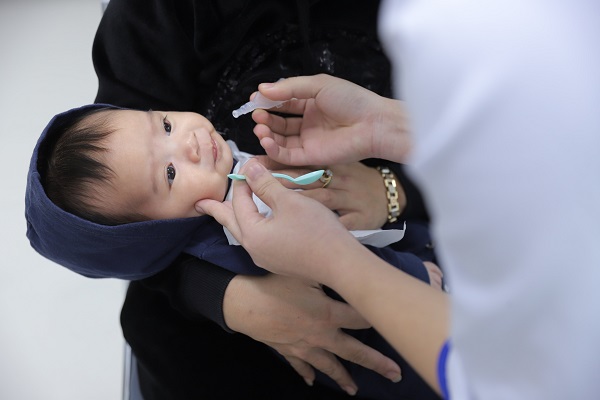 Một em bé đang được uống vắc xin ngừa tiêu chảy cấp do rotavirus tại trung tâm tiêm chủng VNVC