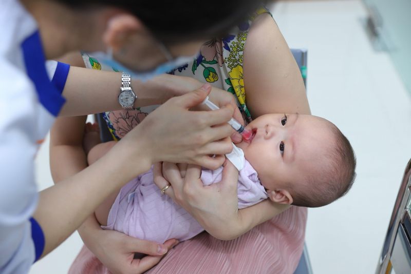Uống vắc xin là biện pháp giúp trẻ phòng tiêu chảy cấp do Rotavirus hiệu quả.