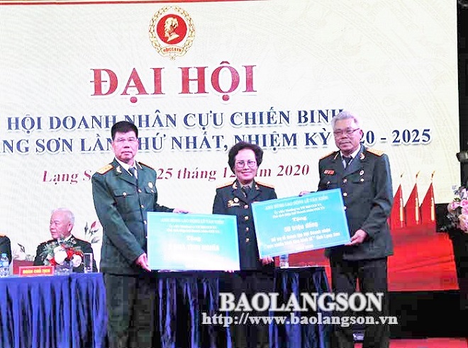 Đại diện lãnh đạo Hiệp hội Doanh nhân Cựu chiến binh Việt Nam trao tặng, hỗ trợ Hội Doanh nhân Cựu chiến binh tỉnh nhân dịp thành lập