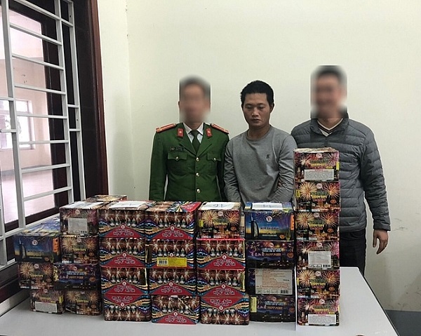 Nghệ An: Bắt giữ đối tượng giấu hơn 1 tạ pháo nổ trên xe ô tô tải và nhà riêng