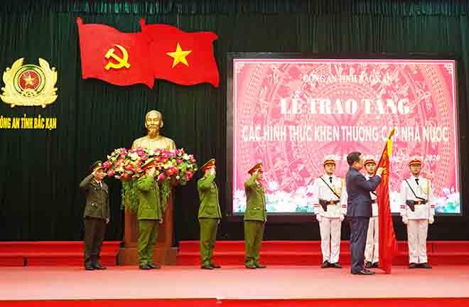 Đồng chí Hoàng Duy Chinh, Bí thư Tỉnh ủy Bắc Kạn gắn lên cờ truyền thống và trao Huân chương Chiến công hạng Ba cho Công an huyện Bạch Thông.