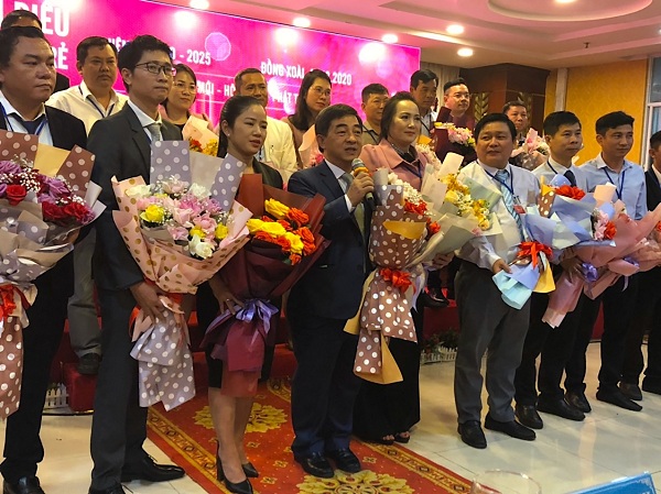 Anh Huỳnh Thành Chung - Tân Chủ tịch Hội Doanh nghiệp trẻ tỉnh Bình Phước khóa V (chính giữa) phát biểu nhận nhiệm vụ tại Đại hội