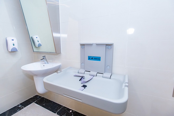 Nhà vệ sinh hiện đại được bố trí khu vực thay tã cho bé, tiện lợi cho các gia đình đi cùng con nhỏ trải nghiệm tại TTTM