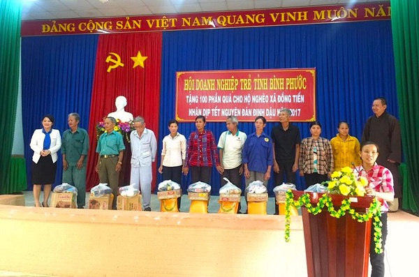 100 phần quà đã được Hội DNT tỉnh Bình Phước trao tận tay các hộ gia đình khó khăn
