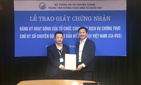 Đại diện Trung tâm CNTT (BHXH Việt Nam) tiếp nhận Giấy chứng nhận