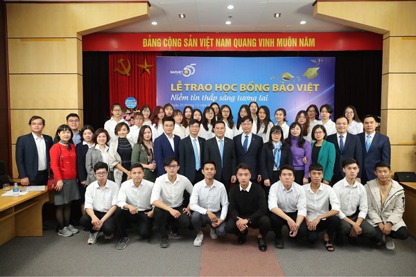 Học bổng Bảo Việt - Niềm tin thắp sáng tương lai được trao cho sinh viên ĐHKTQD năm thứ 6 liên tiếp