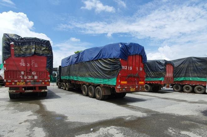 Tổng cục Hải quan cho biết sẽ đấu giá 100 xe tải vô chủ đang ở cửa khẩu Kim Thành, Lào Cai