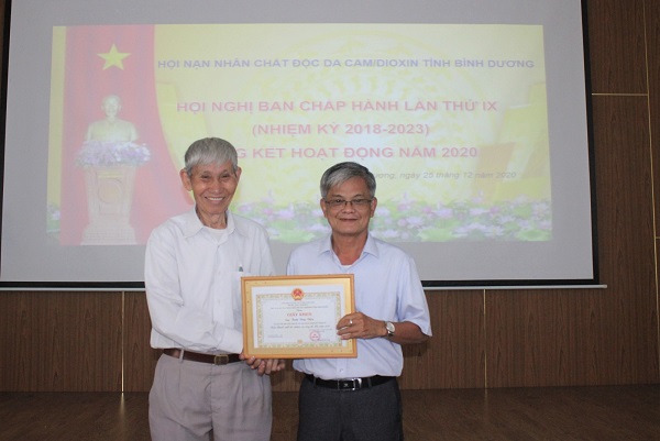 Ông Trương Bình Long (phải), Chủ tịch Hội Nạn nhân CDDC/dioxin tỉnh trao tặng giấy khen cho ông Trần Duy Diệu. Ông Trương Bình Long (phải), Chủ tịch Hội Nạn nhân CDDC/dioxin tỉnh trao tặng giấy khen cho ông Trần Duy Diệu.