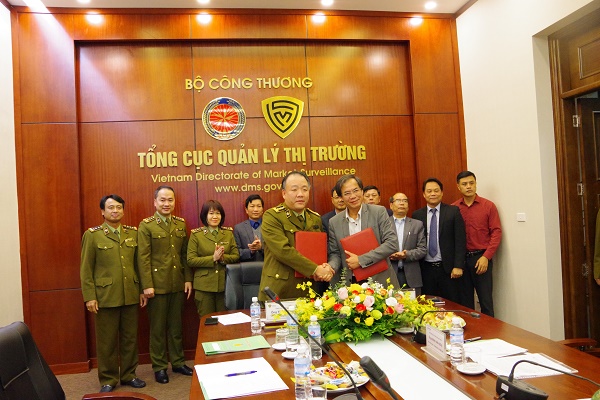 Tổng cục Quản lý thị trường (QLTT) và Hiệp hội Giấy và Bột giấy Việt Nam đã tổ chức Lễ ký Quy chế phối hợp về cung cấp thông tin, kiểm tra và xử lý vi phạm đối với các mặt hàng giấy và sản phẩm từ giấy tại Việt Nam.