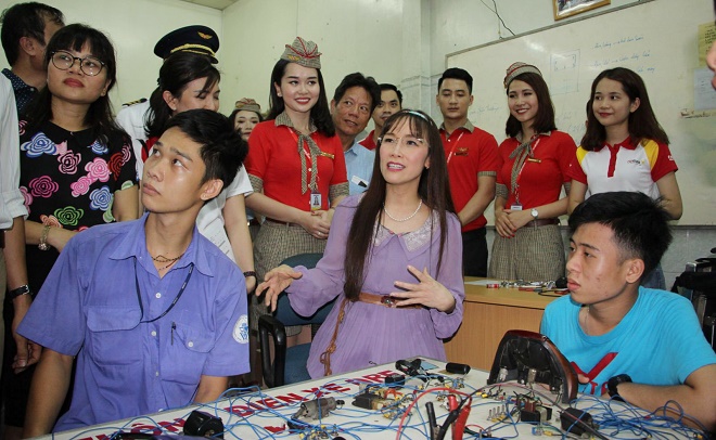 Bà Nguyễn Thị Phương Thảo, Tổng giám đốc Vietjet, cùng nhân viên trong một hoạt động từ thiện thăm cơ sở bảo trợ thanh thiếu niên