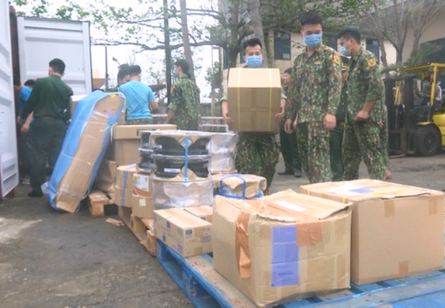 BĐBP TP. Đà Nẵng đang tạm giữ 2 container hàng lậu để củng cố hồ sơ khởi tố vụ án buôn lậu.