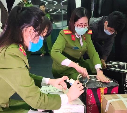 Đà Nẵng: Thu giữ nhiều loại bia, rượu ngoại không có hóa đơn chứng từ trên du thuyền