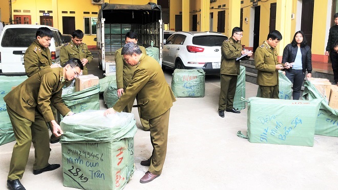 Đội QLTT số 2 Lạng Sơn bắt giữ lô hàng hóa vi phạm