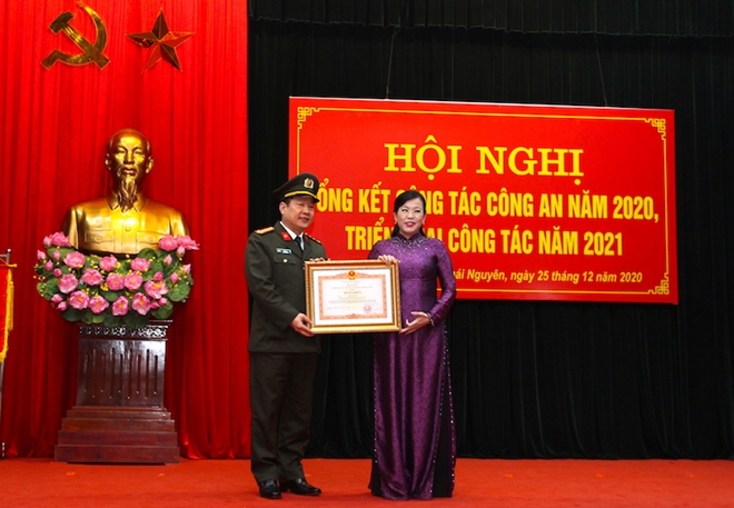 Bí thư Tỉnh ủy Thái Nguyên Nguyễn Thanh Hải đã trao Bằng khen của Thủ tướng Chính phủ tặng Đại tá Bùi Đức Hải, Giám đốc Công an tỉnh