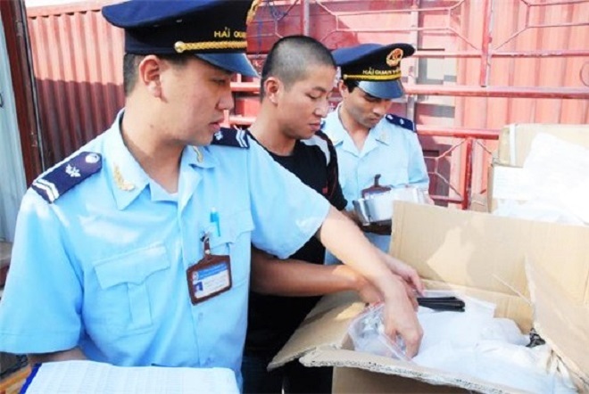 Lực lượng hải quan Lạng Sơn kiểm tra hàng hóa vi phạm