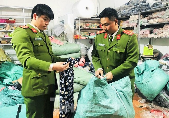 Lực lượng công an tỉnh Lạng Sơn kiểm tra lô hàng quần áo giả mạo nhãn hiệu