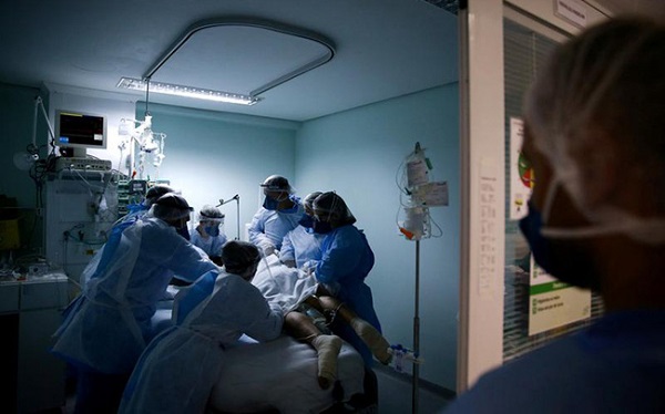 Chăm sóc bệnh nhân Covid-19 tại Porto Alegre, Brazil (Ảnh: Reuters)
