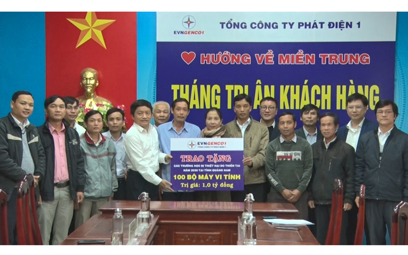 Đại diện Tổng Công ty Phát điện 1 trao tặng biểu trưng quà tặng cho các trường học tỉnh Quảng Nam