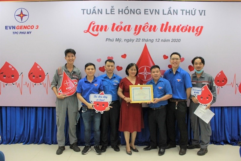 Hội Chữ thập đỏ Thị xã Phú Mỹ tặng bằng khen cho cá nhân, tập thể EVNGENCO 3 đạt thành tích trong công tác vận động hiến máu tình nguyện