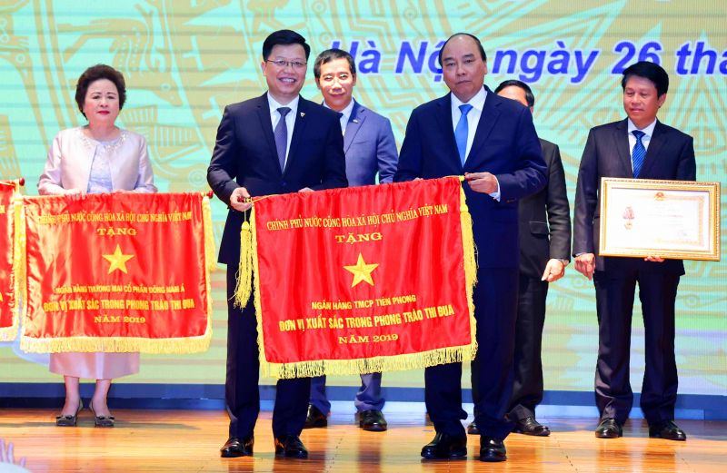 Đại diện TPBank, Tổng giám đốc Nguyễn Hưng vinh dự nhận cờ thi đua từ Thủ tướng Chính phủ.