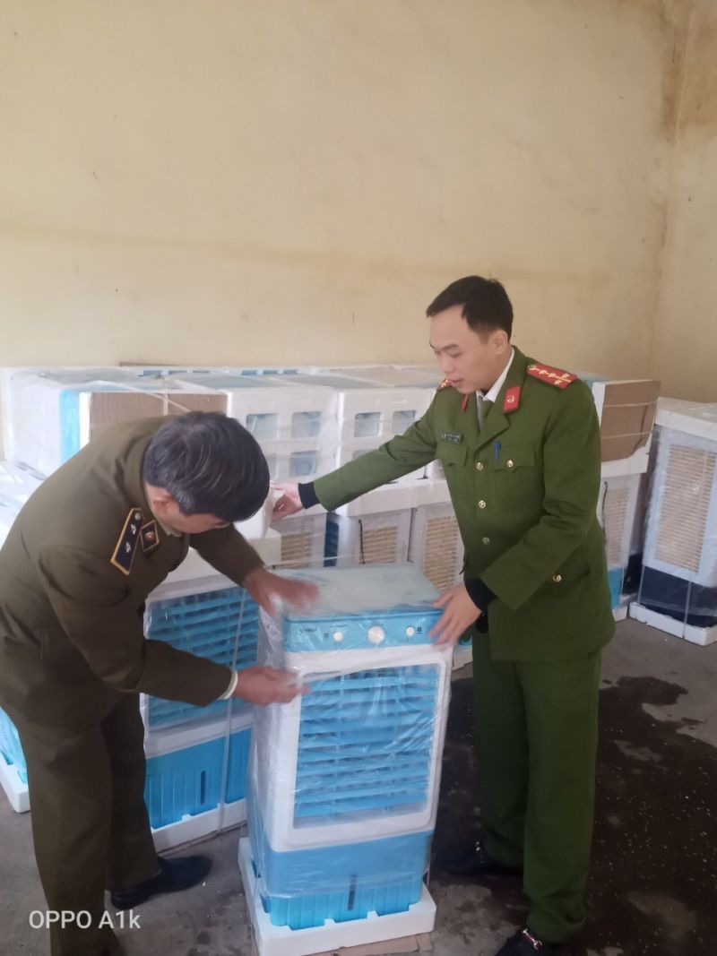 Lào Cai: Tạm giữ hàng chục chiếc quạt điều hòa hơi nước nhập lậu