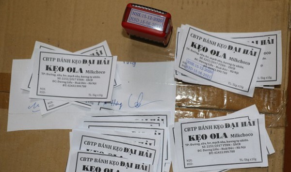 Nghệ An: Phát hiện gần 1 tấn kẹo hết hạn sử dụng dán nhãn mác mới