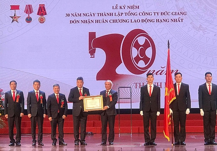 Tổng công ty Đức Giang vinh dự đón nhận Huân chương Lao động hạng Nhất