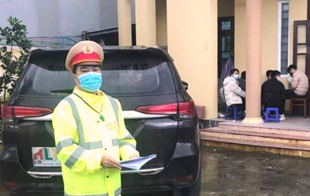Lực lượng Trạm Cảnh sát giao thông Cửa ô Hòa Hiệp phát hiện ô tô chở 6 người Trung Quốc nhiều nghi vấn