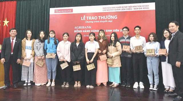 Trước đ&oacute;, Agribank Chi nh&aacute;nh quận Li&ecirc;n Chiểu, TP.Đ&agrave; Nẵng đ&atilde; phối hợp với Trường Đại học Sư phạm Đ&agrave; Nẵng trao giải thưởng cho những t&acirc;n sinh vi&ecirc;n may mắn tr&uacute;ng thưởng.