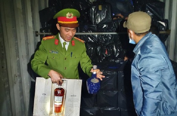 Quảng Trị: Bắt giữ xe container chở hơn 1.500 chai rượu ngoại nhập lậu
