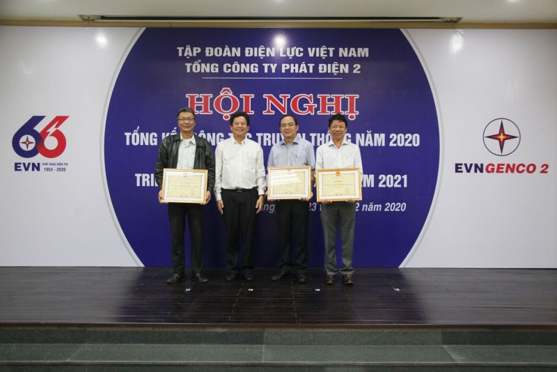 Ông Trương Hoàng Vũ – Thành viên HĐTV kiêm Tổng Giám đốc trao giấy khen cho các tập thể hoàn thành tốt công tác truyền thông năm 2020