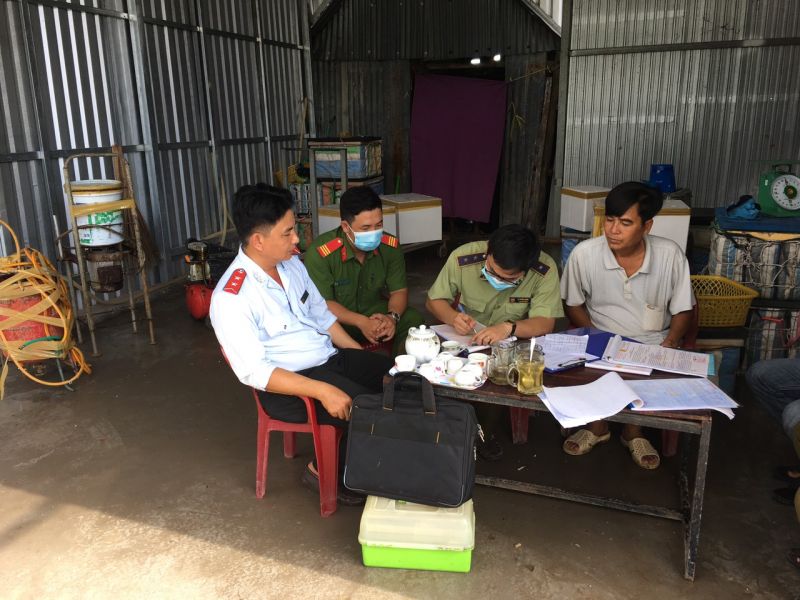 Kiên Giang: Bắt quả tang cơ sở đang bơm tạp chất Agar vào tôm nguyên liệu