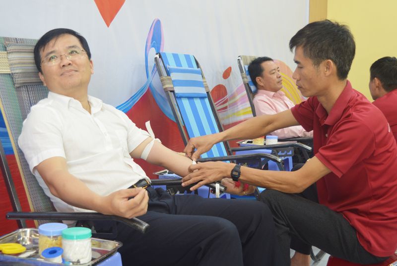 Chủ tịch kiêm Giám đốc Công ty Bùi Nghĩa Thảo tham gia hiến máu tình nguyện. Ảnh: Anh Huy
