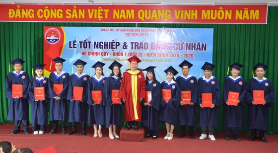 PGS.TS Nguyễn Tấn Phát chúc mừng các tân cử nhân
