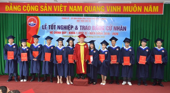 Tổ chức lễ bế giảng và trao bằng tốt nghiệp cử nhân đợt 2 cho 135 sinh viên Học viện Cán bộ TPHCM