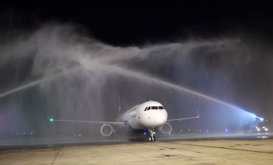 Nghi thức phun vòi rồng chào đón máy bay mới của Vietravel tại sân bay Tân Sơn Nhất