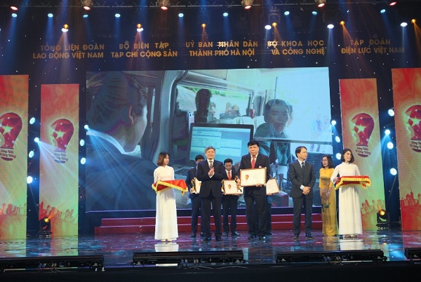 Đại diện Agribank nhận Giấy chứng nhận và Cup sáng Kiến vì Cộng đồng 2020