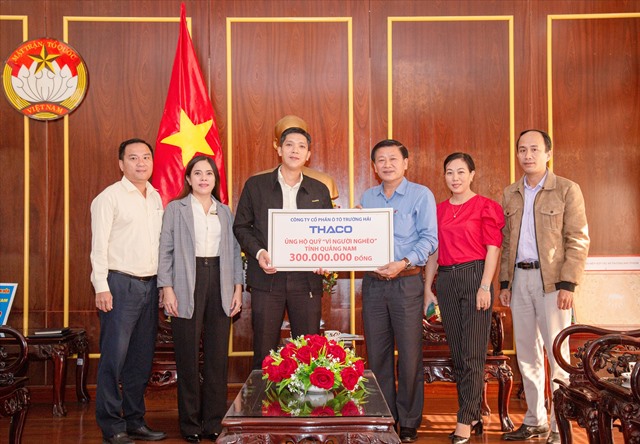 Đại diện Thaco trao số tiền ủng hộ cho Ủy ban MTTQ Việt Nam tỉnh Quảng Nam