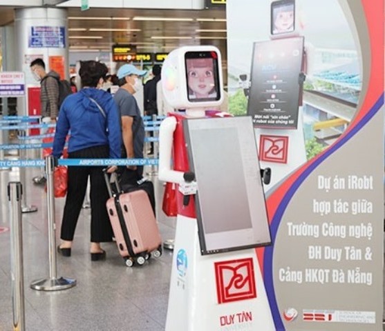 iRobt - robot hướng dẫn hành khách đi máy bay đặt chạy thử nghiệm tại sân bay quốc tế Đà Nẵng