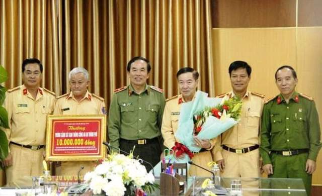 Đà Nẵng: Thưởng nóng Phòng CSGT vì kịp thời phát hiện 2 vụ người nước ngoài nhập cảnh trái phép