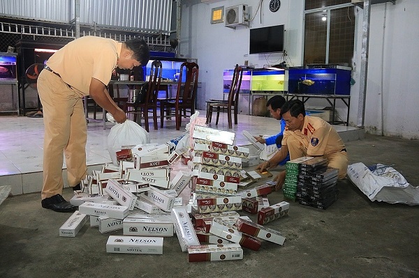 Phát hiện trên 2.600 bao thuốc lá điếu ngoại nhập lậu cất giấu trên tàu