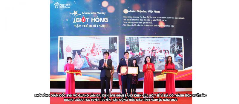 Phó tổng giám đốc EVN Võ Quang Lâm đại diện EVN nhận bằng khen của Bộ Y tế vì đã có thành tích xuất sắc trong công tác tuyên truyền, vận động hiến máu tình nguyện năm 2020
