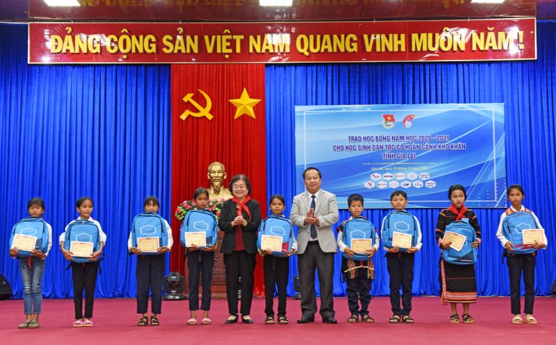 Nguyên Phó Chủ tịch nước Trương Mỹ Hoa và Phó Bí thư Thường trực Tỉnh ủy Châu Ngọc Tuấn trao học bổng Vừ A Dính cho các em học sinh. Ảnh: Đức Thụy