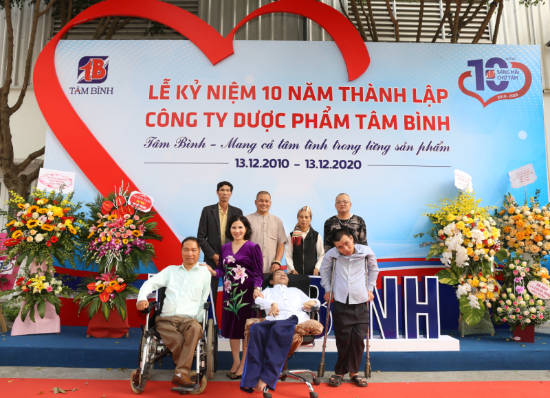Tổng giám đốc Lê Thị Bình cùng 3 “khách mời đặc biệt” trong ngày thành lập Công ty.