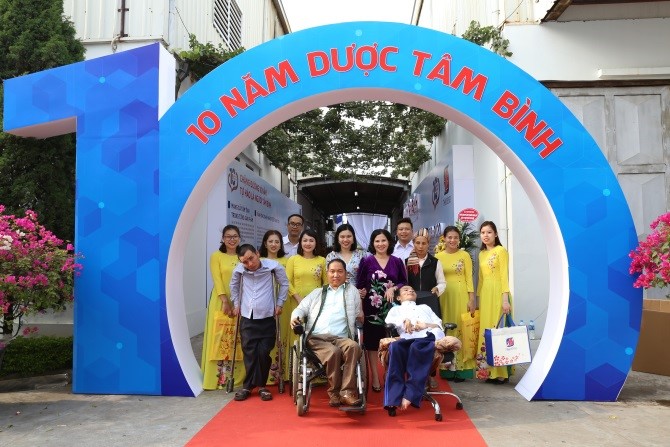 Người Tâm Bình cùng các bệnh nhân được TGĐ Lê Thị Bình chữa miễn phí.